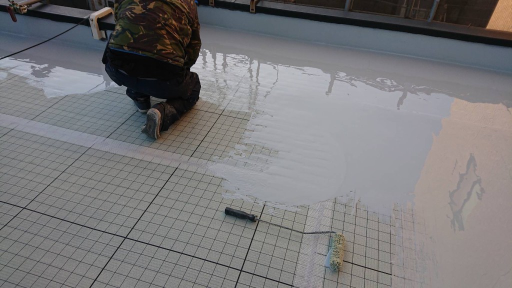 屋上防水工事通気緩衝工法を行っております。