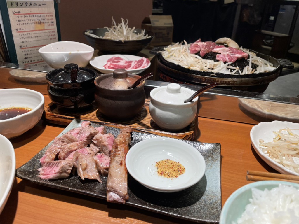 ラム肉やマトンなどの羊肉を野菜と一緒に焼いて食べる、北海道の郷土料理「ジンギスカン」初めて食べました(^－^)
