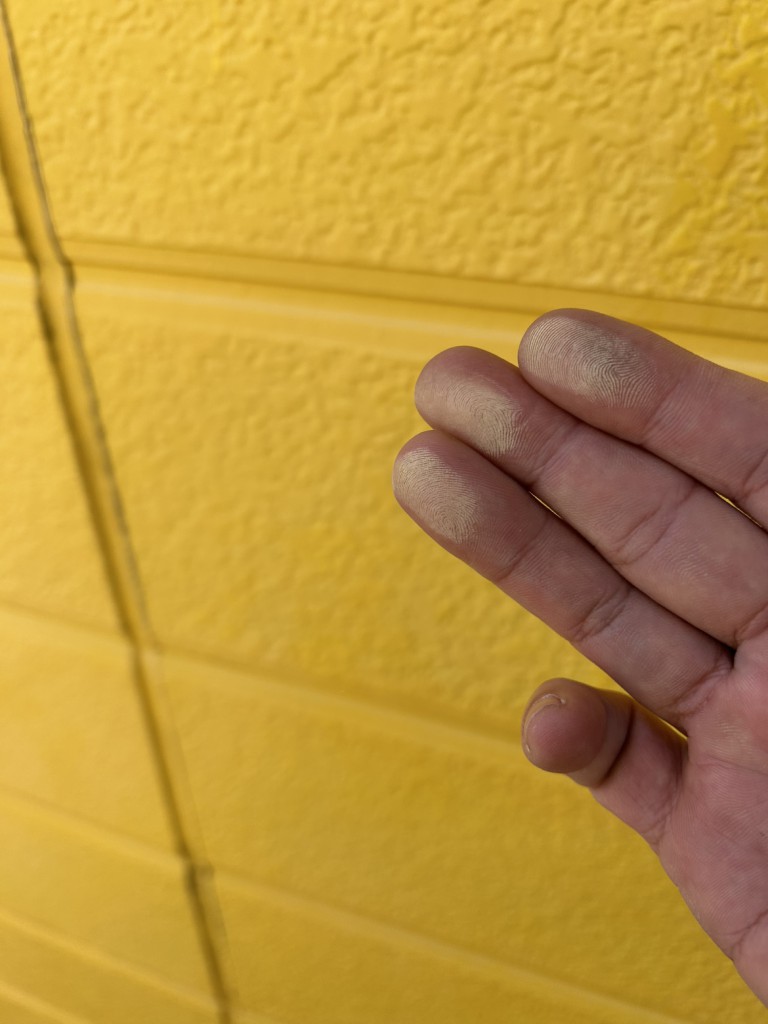 外壁を触ったら白い粉が…